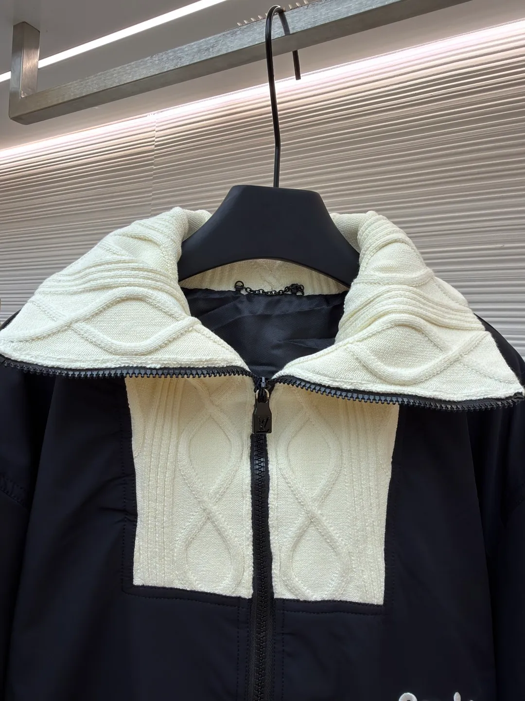 LOUIS VUITTON Tyler knitted high collar spliced jacket ●Original version: 36999 purchase and development ●Item number: 1681622-C30 ●Fabric: nylon fabric ●Technology: knitted ●Color: black and white ●Type: fitted version ●Weight: about 895 grams ●Size: 46-48-50 ●Description: This belted jacket is made of twill nylon, logo embroidery and large Blooming 1v logo embroidered on front and back. It is decorated with high-neck cable knit stitching and is sublimated using pure cotton jacquard belt technology. Through the precise control of the jacquard mechanism during the weaving process, the cotton fabric can appear a gradual concave and convex pattern during the weaving process. The flower letter pattern on the back uses bract core three-dimensional embroidery technology and uses glossy mercerized embroidery thread to add a three-dimensional effect to the raised pattern. The hardware and accessories of the whole garment are all custom-made according to the original mold. The placket resin zipper is made from a custom mold, and the zipper puller is custom-sprayed with baking paint and fully engraved. A full set of new co-branded accessories, the upper body is crisp and stylish, and is exclusively produced. The overall wiring is straight and delicate, the fabric is comfortable and soft, and the color is consistent without color difference. It can be matched with the same style to create a fashionable look and control various occasions. Customized accessories, complete with three standards, same style for men and women!